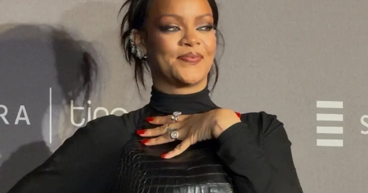 Un dessin de ses enfants sur la peau, le nouveau tatouage de Rihanna : le résultat en images