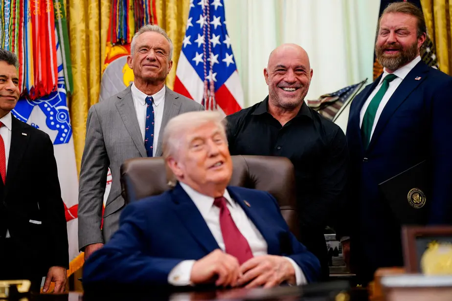 Poussé par Joe Rogan
        
        
        Donald Trump allège des restrictions sur les substances psychédéliques
