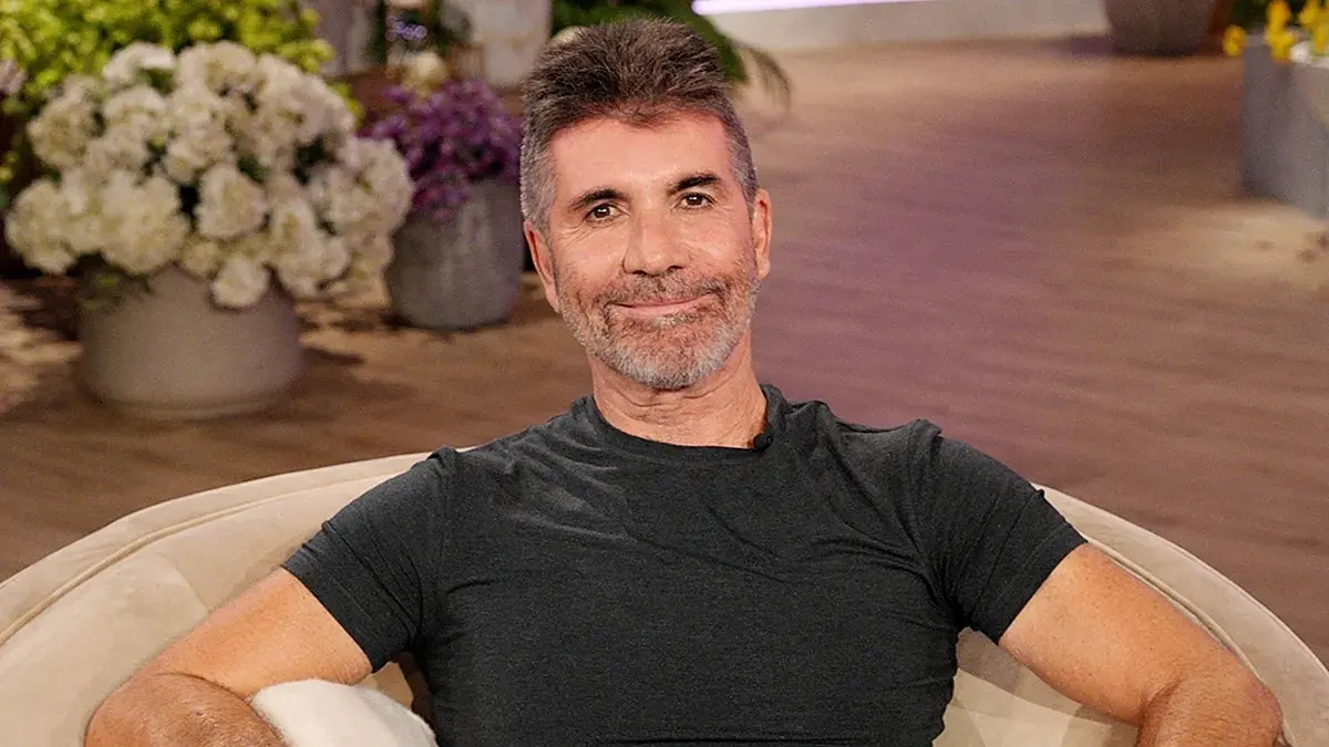 Simon Cowell révèle qu’il se lave quatre fois par jour, ne porte jamais deux fois le même pantalon et PRIE tous les soirs depuis qu’il a trouvé Dieu.
